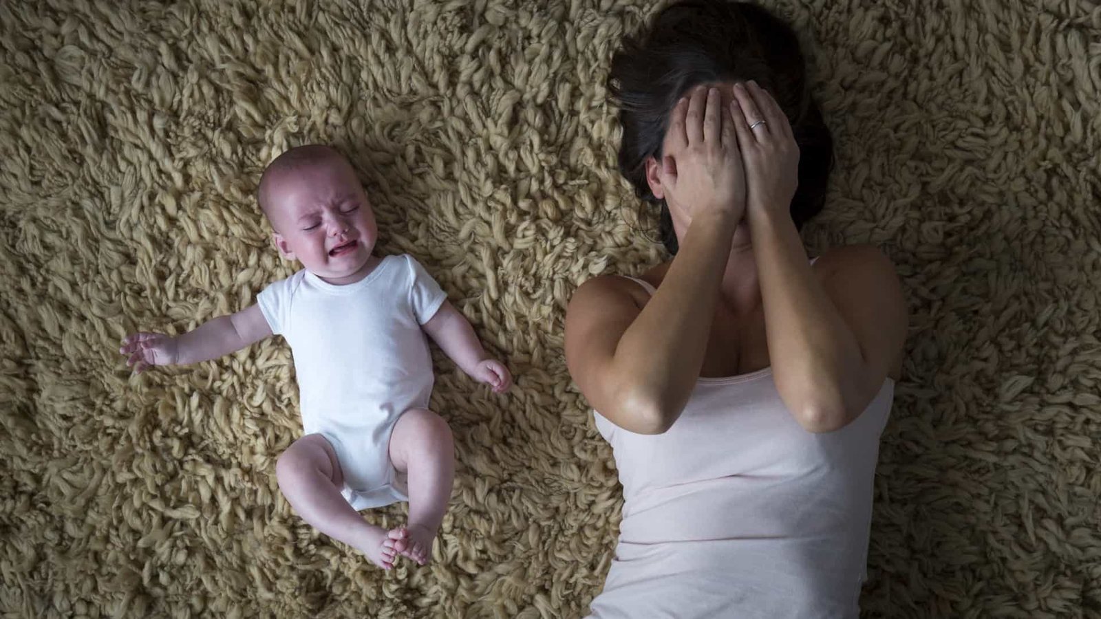 Mãe revela depressão pós-parto ao lado da sua criança bebé.