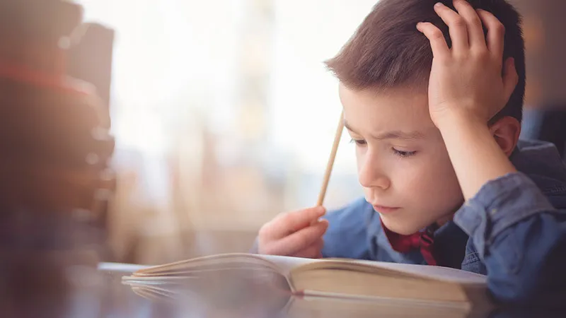 Criança revela dificuldades de aprendizagem.