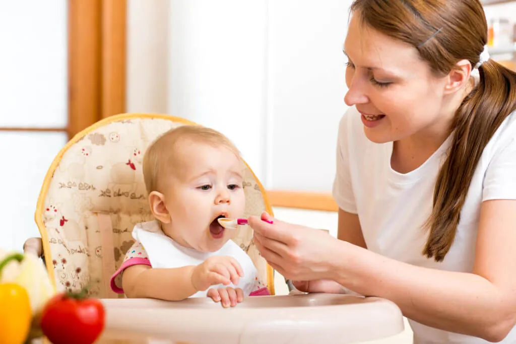 Com que idade o bebé pode comer alimentos?